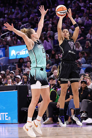 WNBA: New York Liberty at Golden State Valkyries