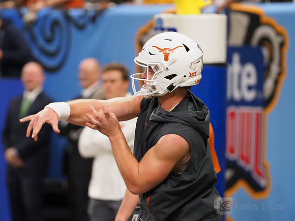 Texas Longhorns quarterback Sam Ehlinger (11)