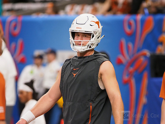 Texas Longhorns quarterback Sam Ehlinger (11)