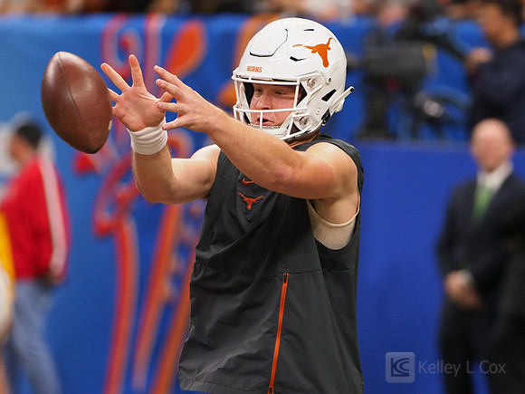 Texas Longhorns quarterback Sam Ehlinger (11)