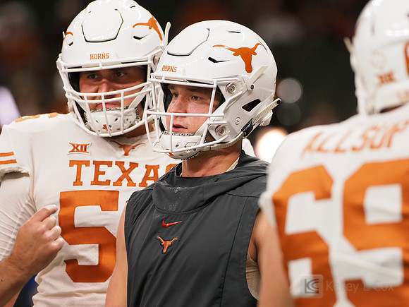 Texas Longhorns quarterback Sam Ehlinger (11)