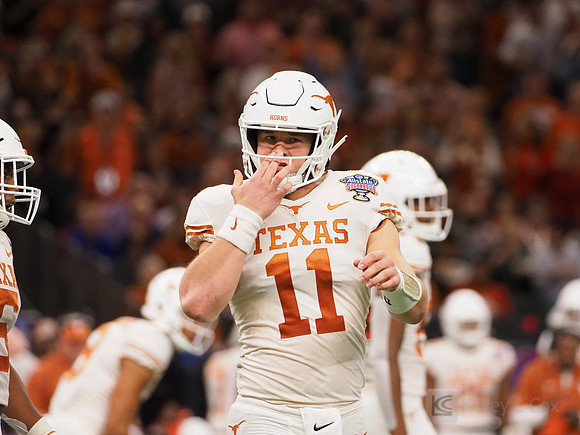 Texas Longhorns quarterback Sam Ehlinger (11)