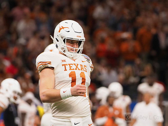 Texas Longhorns quarterback Sam Ehlinger (11)