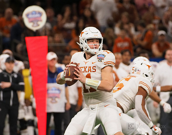 Texas Longhorns quarterback Sam Ehlinger (11)