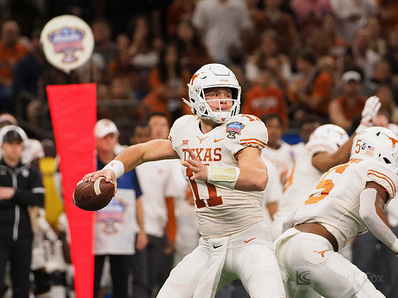 Texas Longhorns quarterback Sam Ehlinger (11)