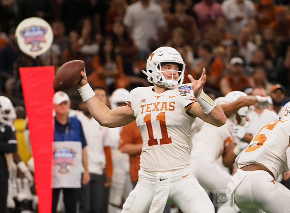 Texas Longhorns quarterback Sam Ehlinger (11)
