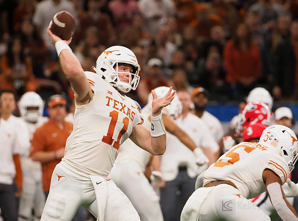Texas Longhorns quarterback Sam Ehlinger (11)