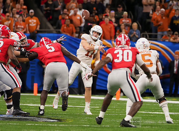 Texas Longhorns quarterback Sam Ehlinger (11)