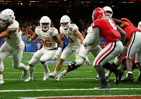 Texas Longhorns quarterback Sam Ehlinger (11)