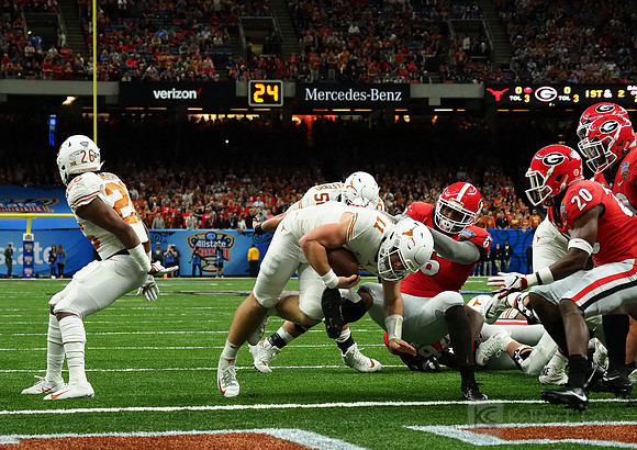 Texas Longhorns quarterback Sam Ehlinger (11)