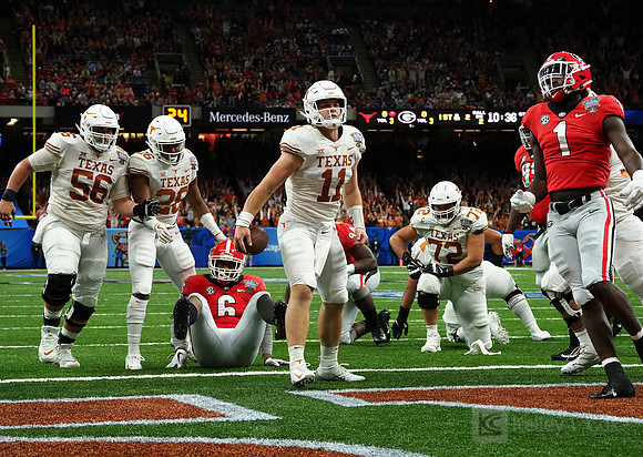 Texas Longhorns quarterback Sam Ehlinger (11)