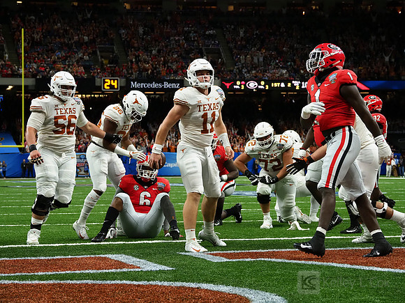 Texas Longhorns quarterback Sam Ehlinger (11)