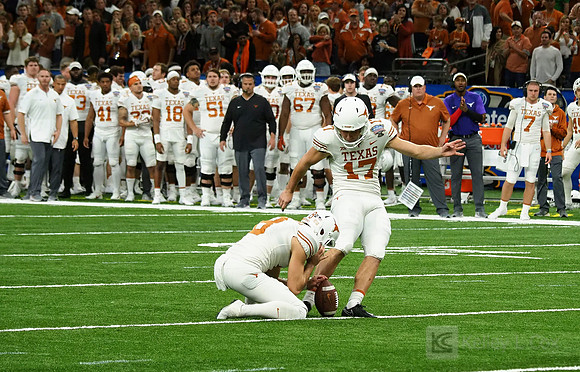 Texas Longhorns place kicker Cameron Dicker (17)