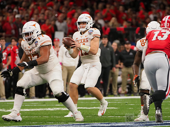 Texas Longhorns quarterback Sam Ehlinger (11)