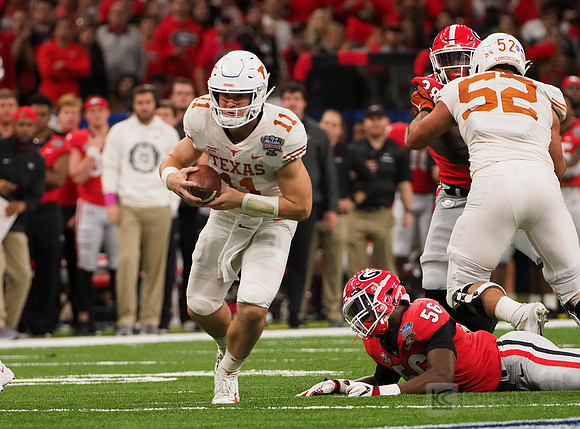 Texas Longhorns quarterback Sam Ehlinger (11)