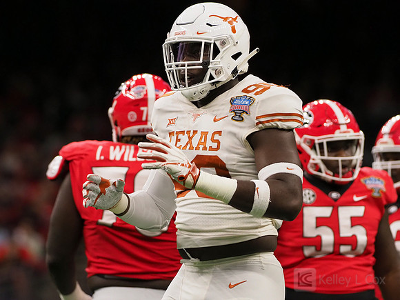 Texas Longhorns defensive lineman Charles Omenihu (90)