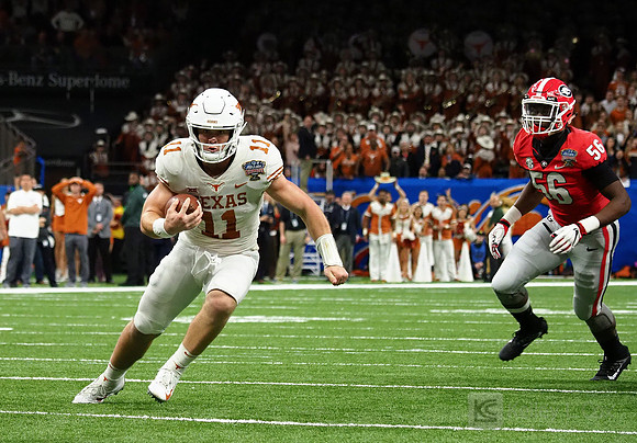 Texas Longhorns quarterback Sam Ehlinger (11)