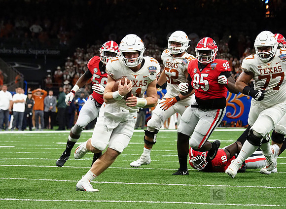 Texas Longhorns quarterback Sam Ehlinger (11)