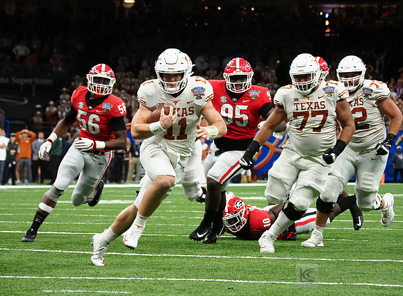 Texas Longhorns quarterback Sam Ehlinger (11)