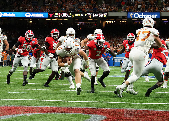 Texas Longhorns quarterback Sam Ehlinger (11)