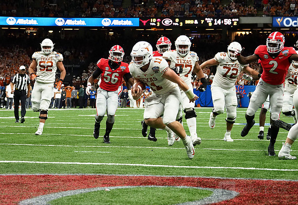 Texas Longhorns quarterback Sam Ehlinger (11)