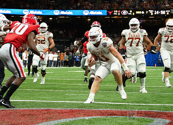 Texas Longhorns quarterback Sam Ehlinger (11)