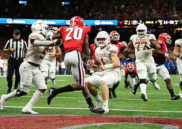 Texas Longhorns quarterback Sam Ehlinger (11)