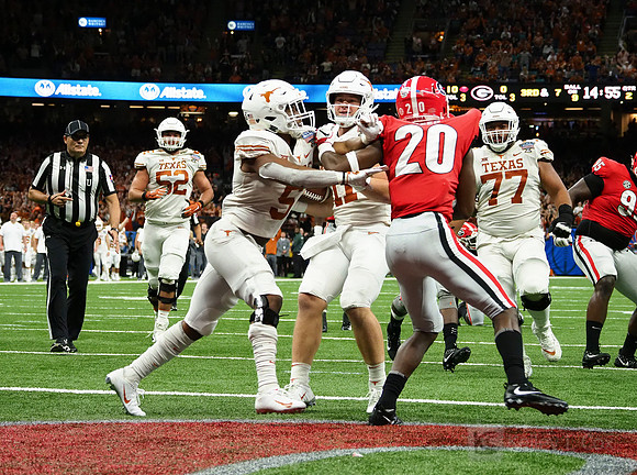 Texas Longhorns quarterback Sam Ehlinger (11)