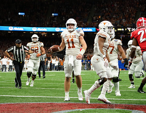 Texas Longhorns quarterback Sam Ehlinger (11)