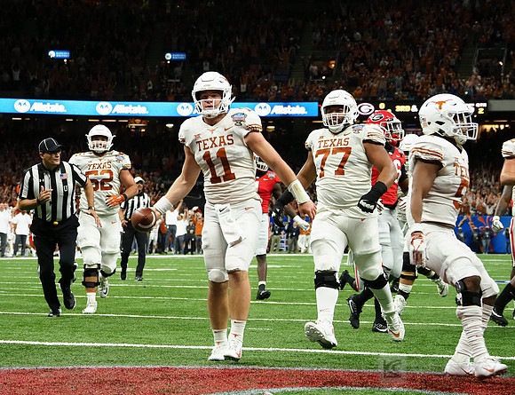 Texas Longhorns quarterback Sam Ehlinger (11)