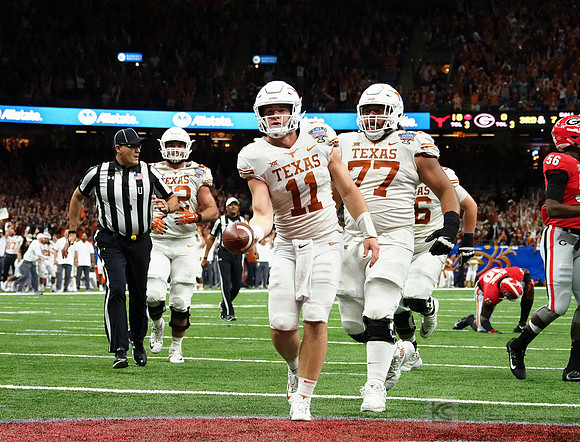Texas Longhorns quarterback Sam Ehlinger (11)