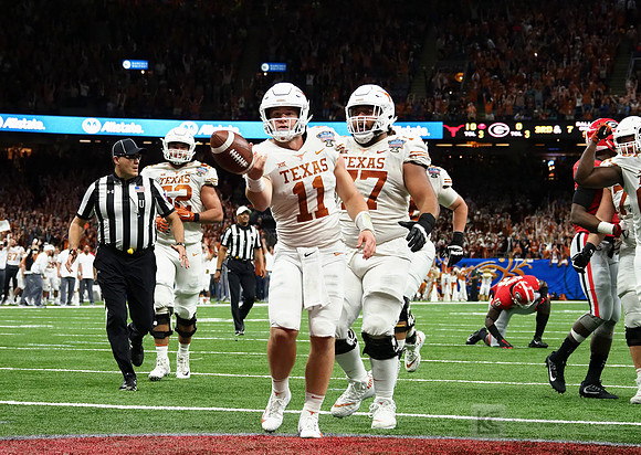 Texas Longhorns quarterback Sam Ehlinger (11)