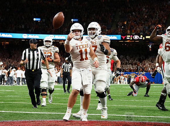 Texas Longhorns quarterback Sam Ehlinger (11)