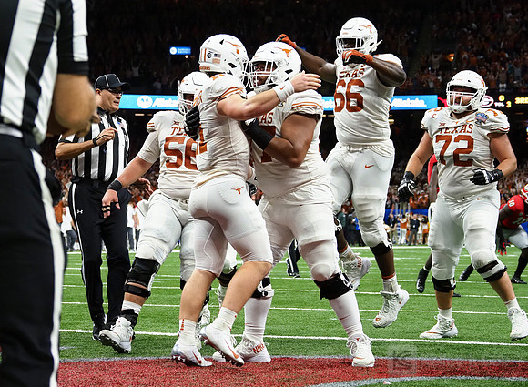 Texas Longhorns quarterback Sam Ehlinger (11)