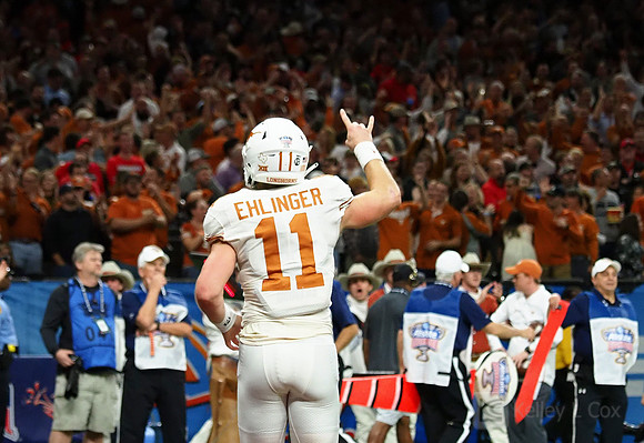 Texas Longhorns quarterback Sam Ehlinger (11)