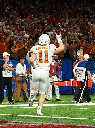 Texas Longhorns quarterback Sam Ehlinger (11)