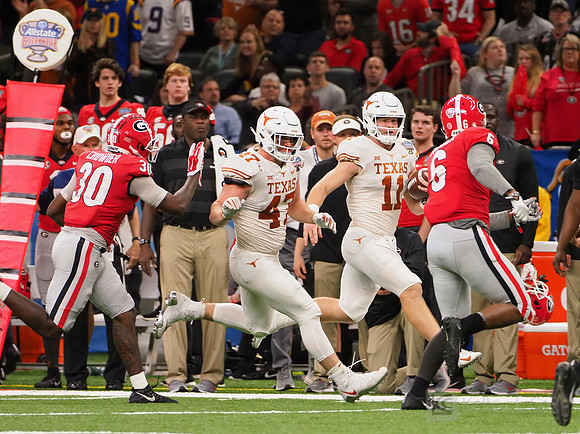 Texas Longhorns quarterback Sam Ehlinger (11)
