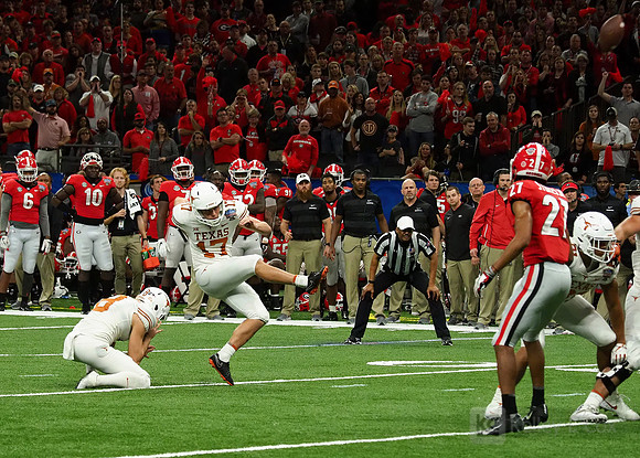 Texas Longhorns place kicker Cameron Dicker (17)