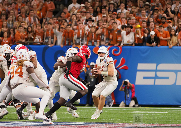 Texas Longhorns quarterback Sam Ehlinger (11)