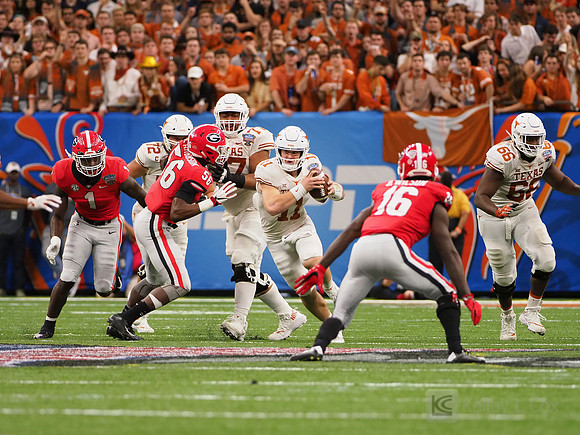 Texas Longhorns quarterback Sam Ehlinger (11)