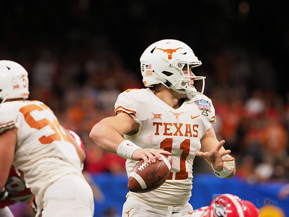 Texas Longhorns quarterback Sam Ehlinger (11)