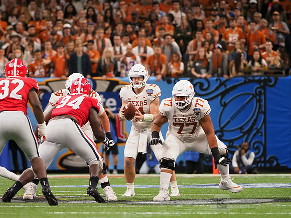 Texas Longhorns quarterback Sam Ehlinger (11)