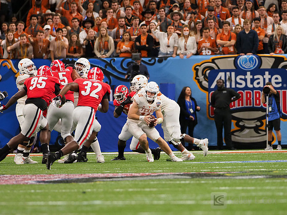 Texas Longhorns quarterback Sam Ehlinger (11)
