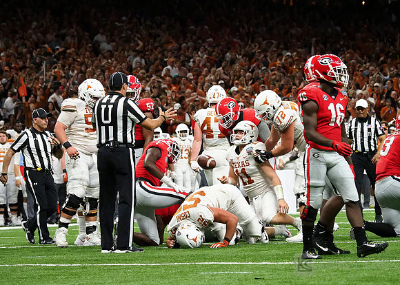 Texas Longhorns quarterback Sam Ehlinger (11)