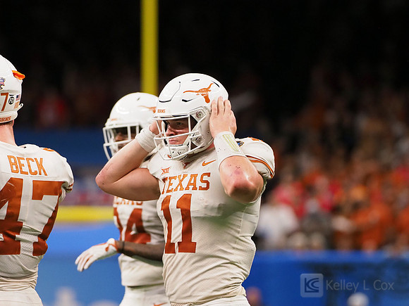 Texas Longhorns quarterback Sam Ehlinger (11)