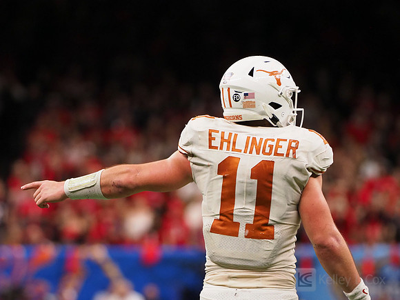 Texas Longhorns quarterback Sam Ehlinger (11)