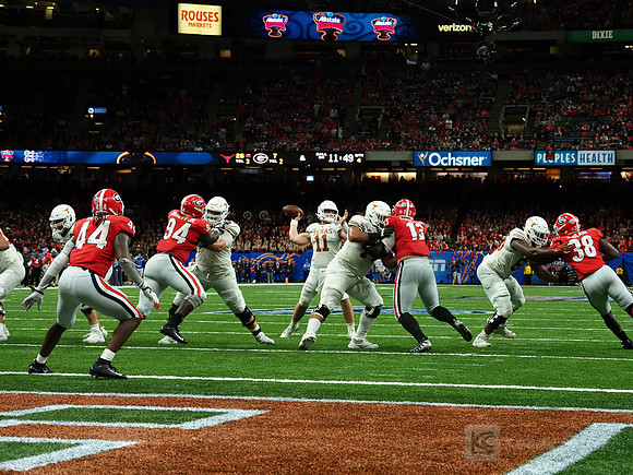 Texas Longhorns quarterback Sam Ehlinger (11)