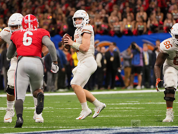 Texas Longhorns quarterback Sam Ehlinger (11)