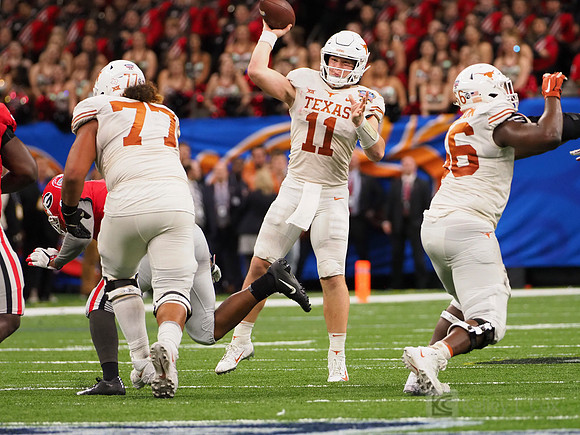 Texas Longhorns quarterback Sam Ehlinger (11)