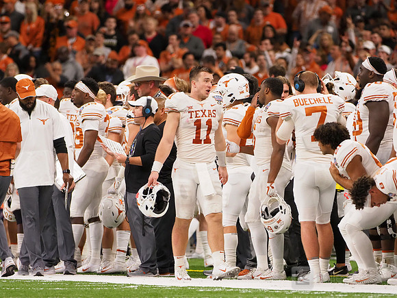 Texas Longhorns quarterback Sam Ehlinger (11)